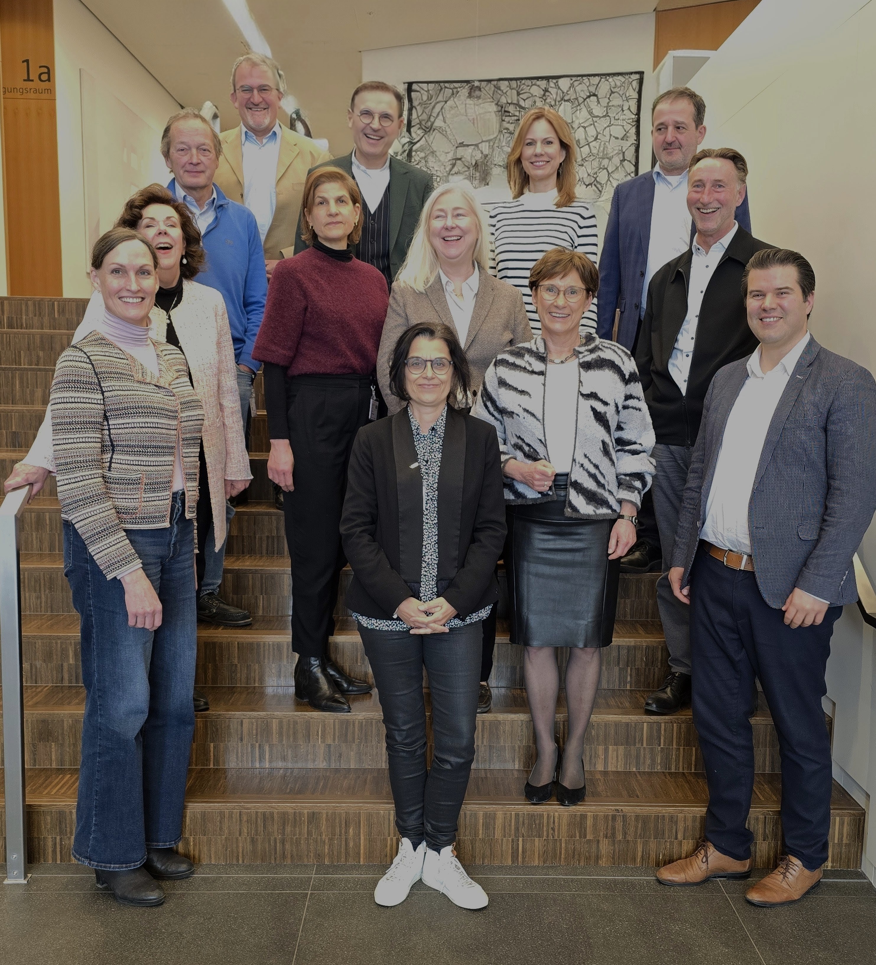 Gruppenbild der persönlich Anwesenden inklusive Frau Staatssekretärin Kurtz MdL